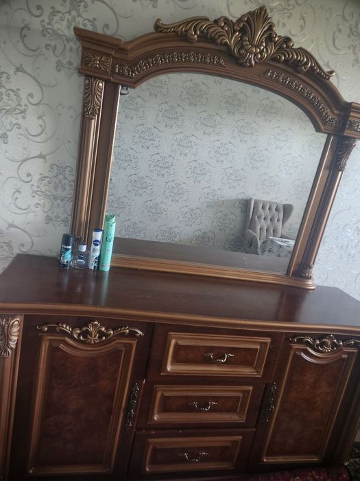 Komod tutilgan jigarrang