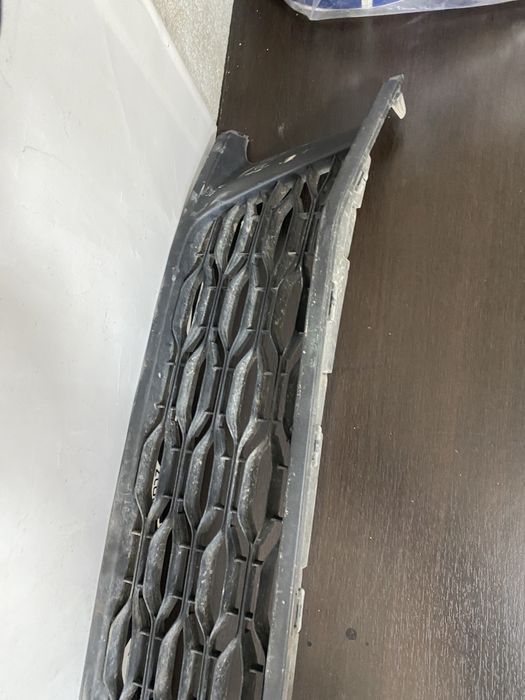 Grila centrala inferioara Dacia Logan an 2017-2021