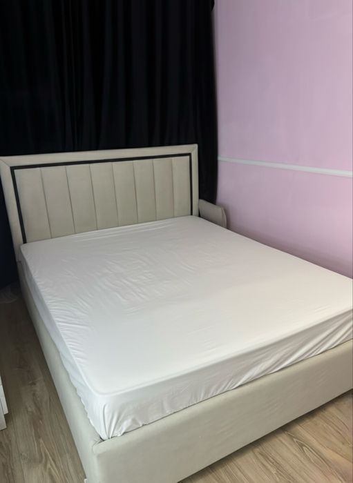 Продам двуспальную кровать с мягким изголовьем