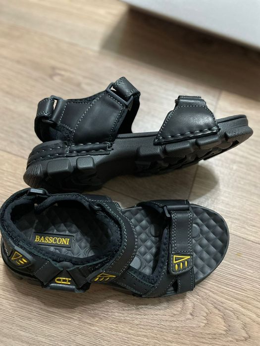 Продам новые сандалии мальчиковые