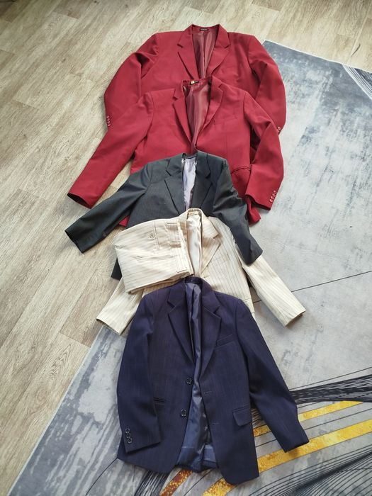 Отдам даром пиджаки.