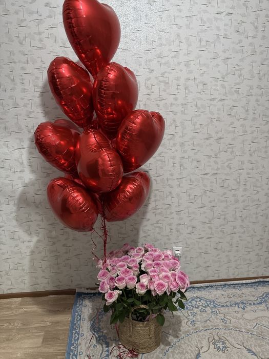 51 розы + 15 сердечные шарики