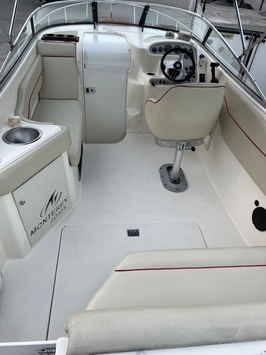 Barcă Monterey 265 Cruiser – cabinată, complet echipată