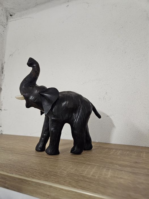 Elefant din piele neagra