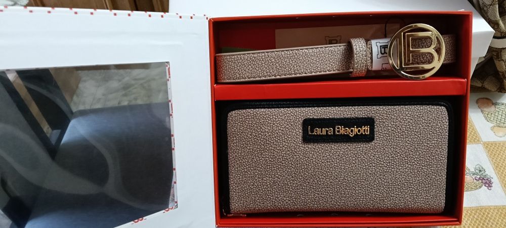 Vand adidași Guess   650lei , rucsac Laura Biagiotti 250 lei.   Portofel si curea Laura Biagiotti 200 lei