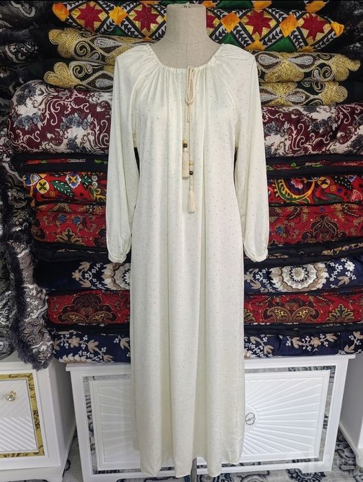 Abaya va oq koʻylak