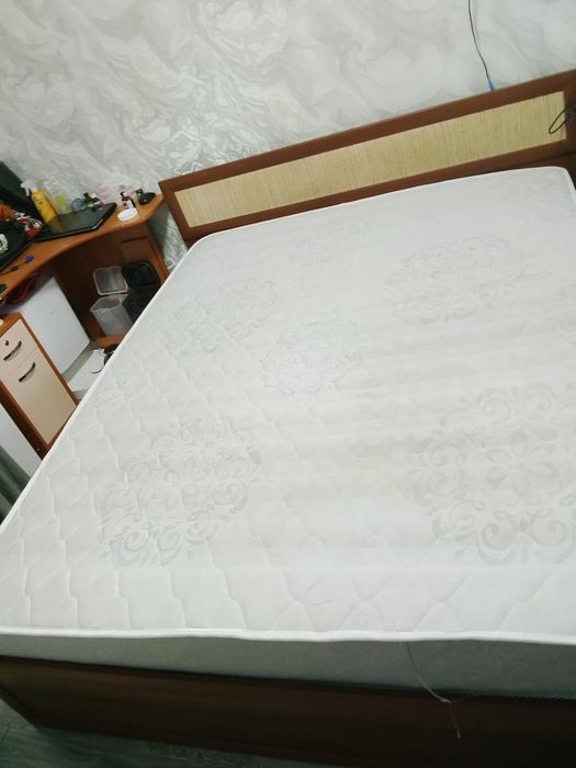 Продам 2х спальную кровать с матрасом