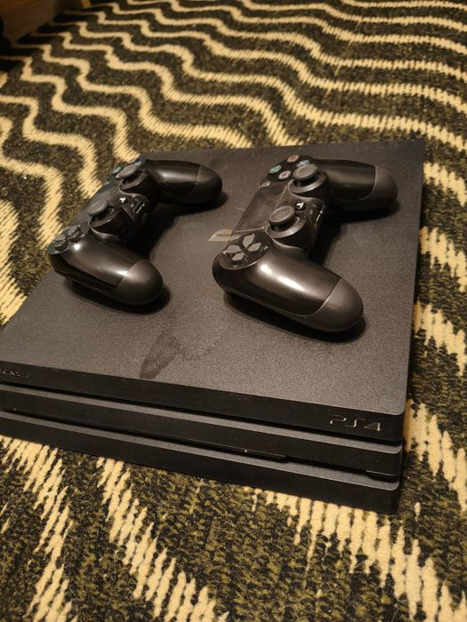 PlayStation 4 про 1 терабайт 
2 джойстика