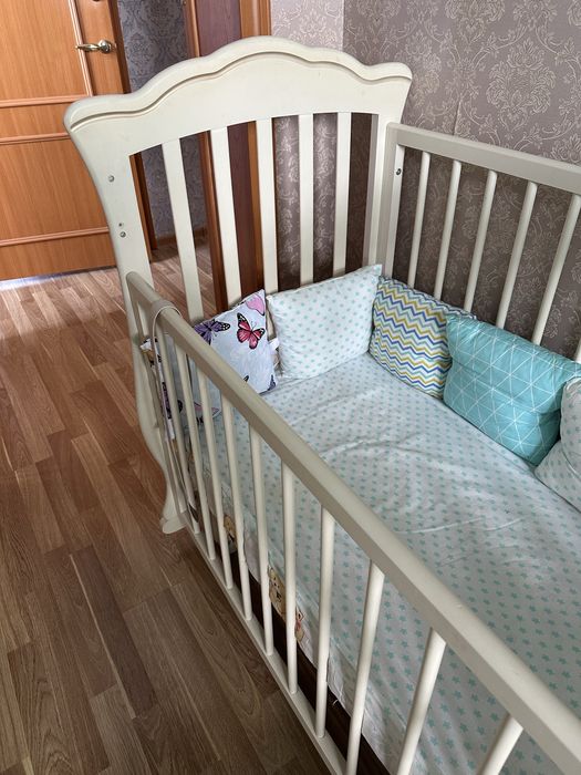 Манеж из дерева с матрасом