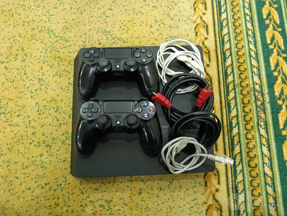 PS 4 slim срочно сотилади