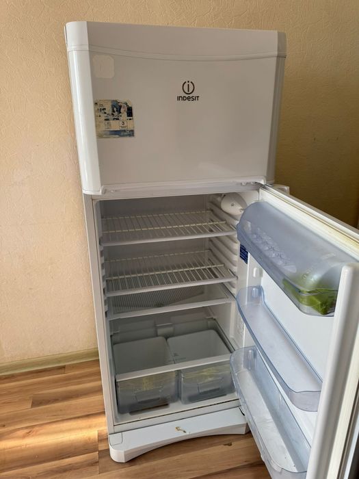 Холодильник Indesit