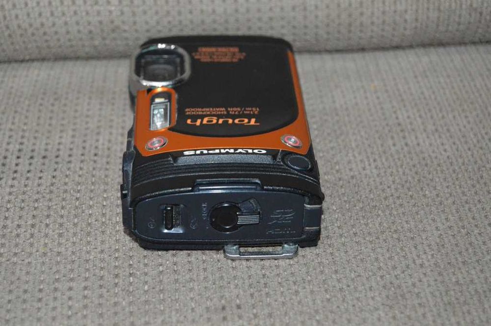Foto Subacvatic Olympus Tough TG-860 – Rezistent la Șocuri și Apă 15m, Ecran Rabatabil, Wi-Fi, Defect