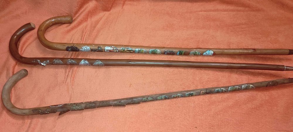 3 bastoane bavareze din lemn cu insigne aplicate   pt panoplie