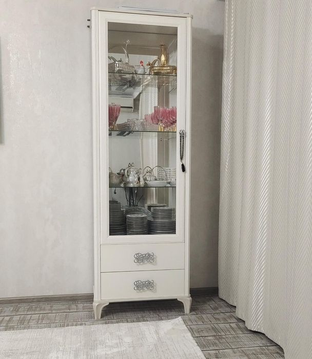 Шкаф-витрина в отличном  состоянии.