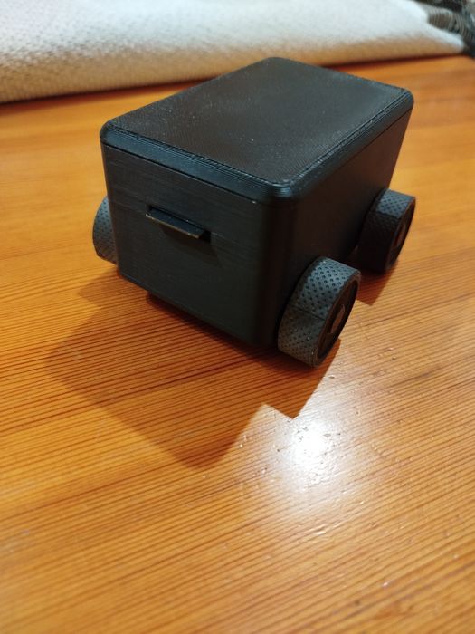 Компактен смарт робот с управление от телефон (ESP32)