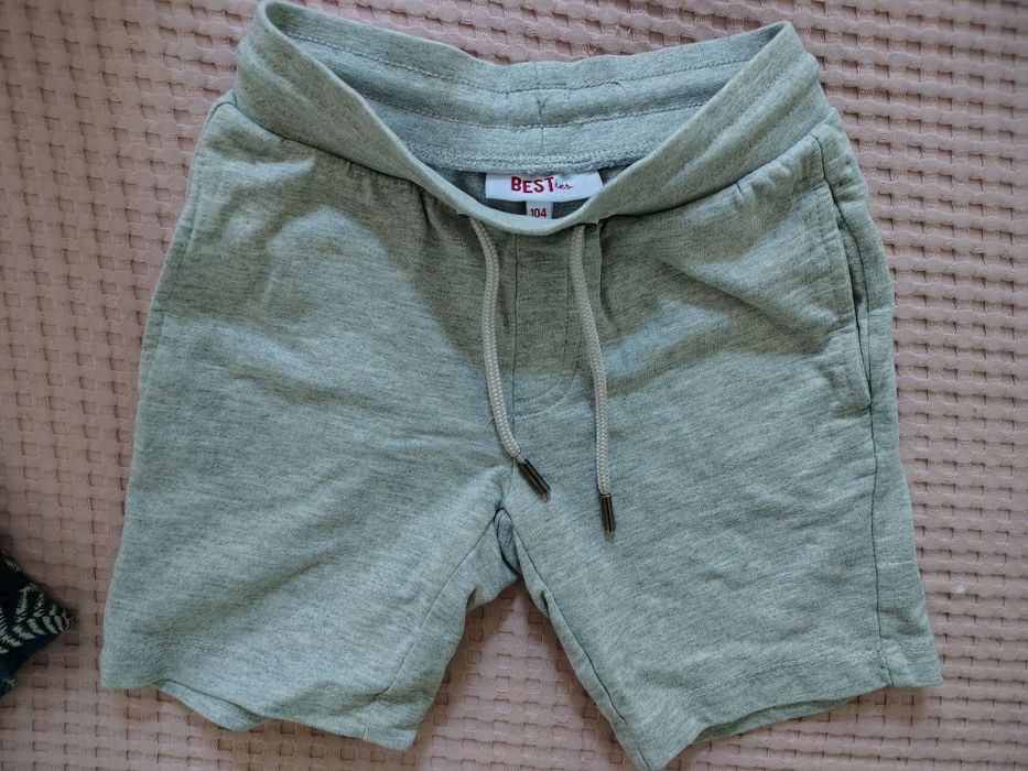 vand pantaloni scurti masura 104 baieti 20lei