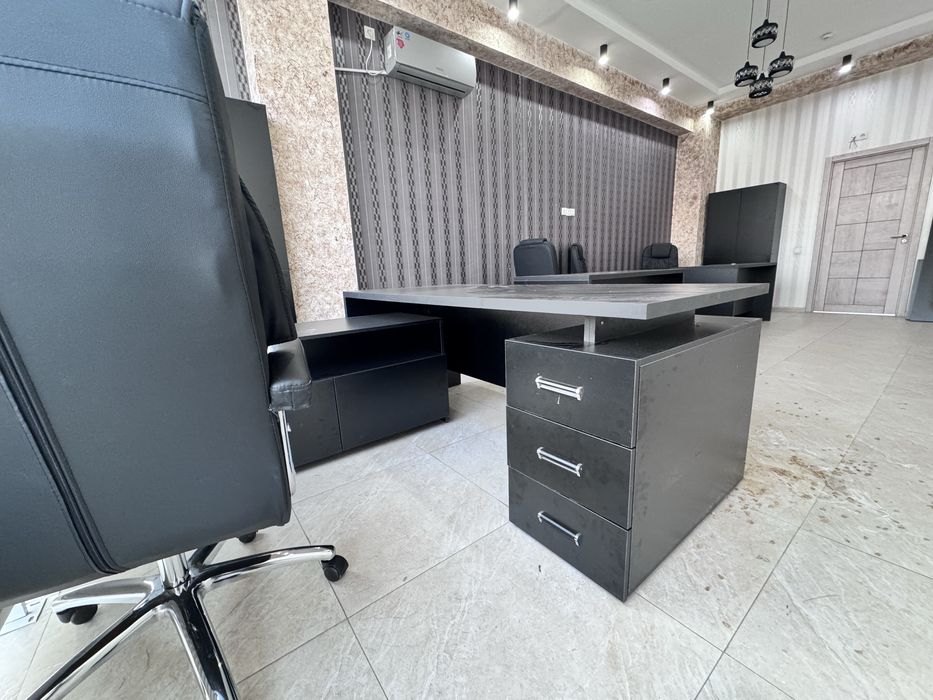 Стол директора. Офисный стол руководителя Стол для совещаний на заказ