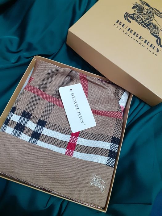 Set , caciula si fular, Burberry.