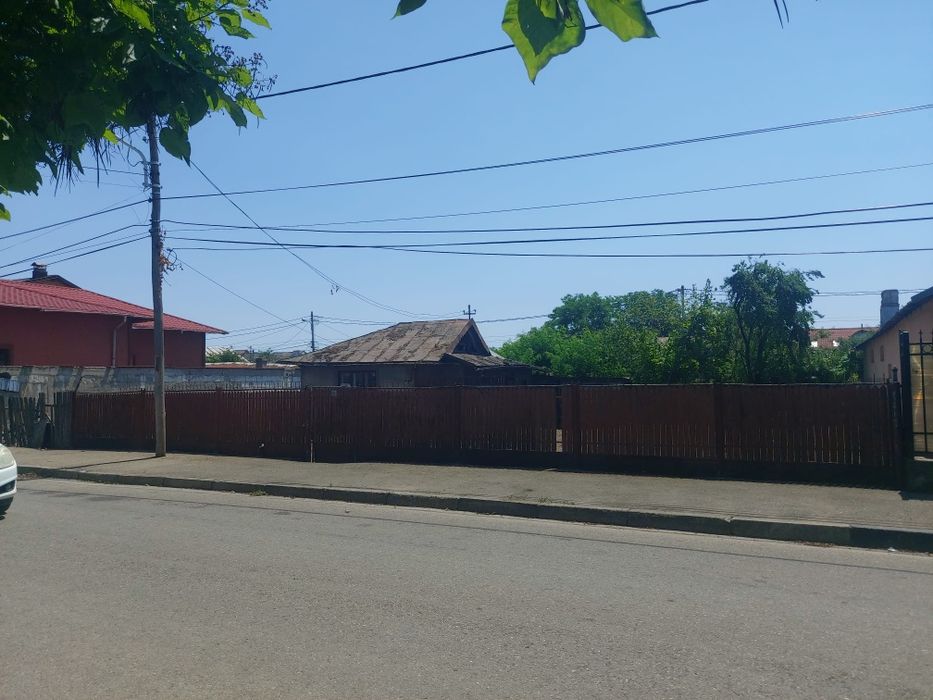Vând teren cu casa veche