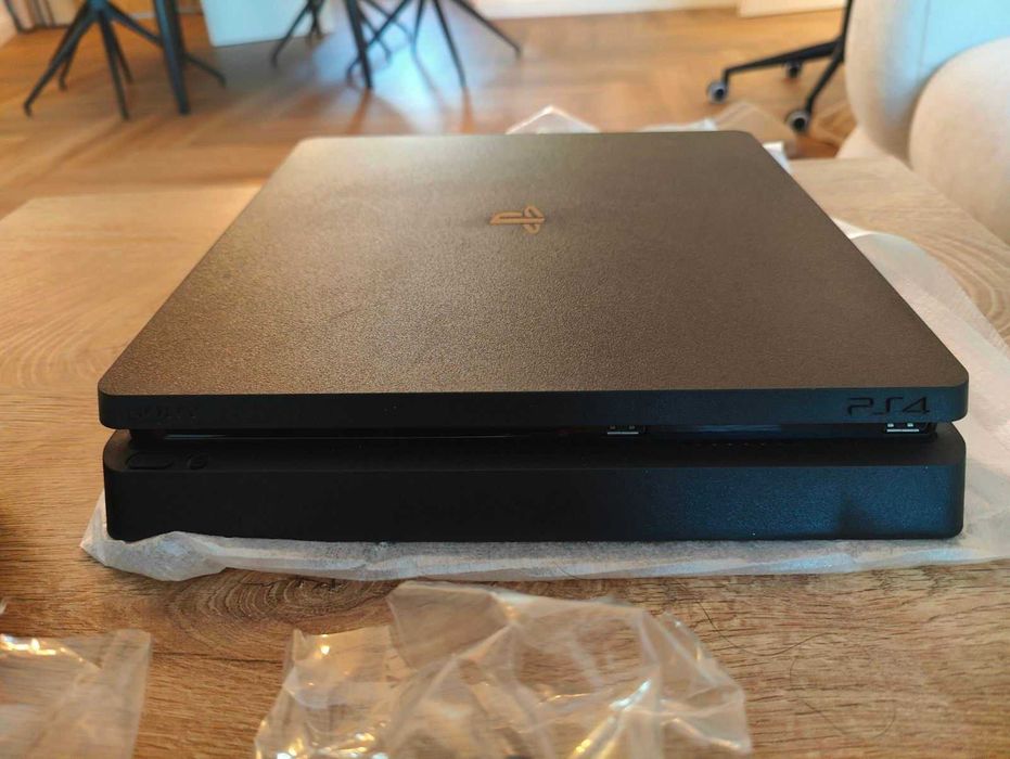 Playstation 4 slim (перфектно състояние)
