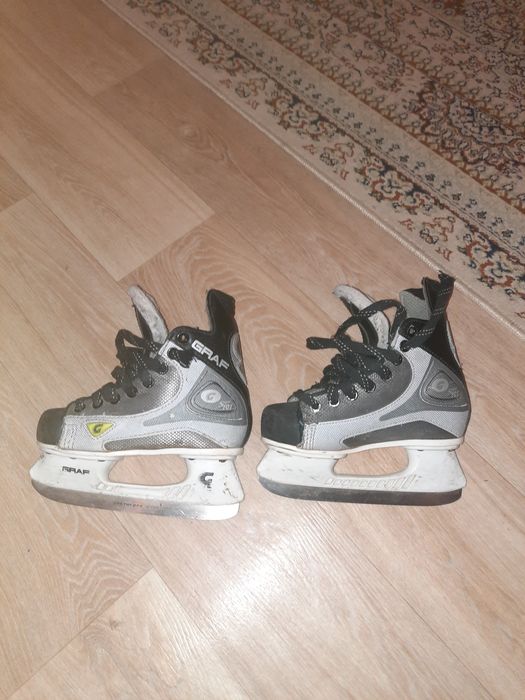 Хоккейные коньки  .
