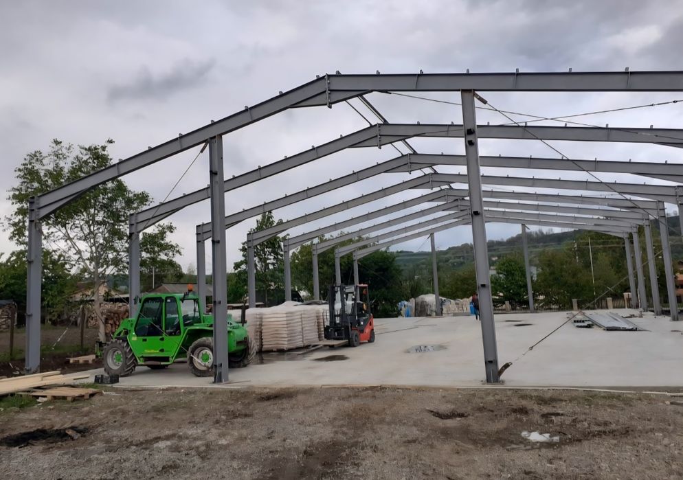 Vindem hale metalice diferite suprafețe cu urmatoarele destinații :

-