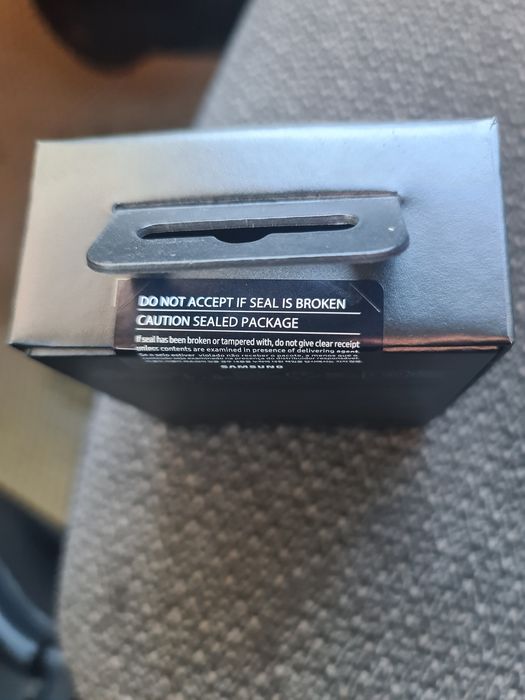 Продам наушник новый