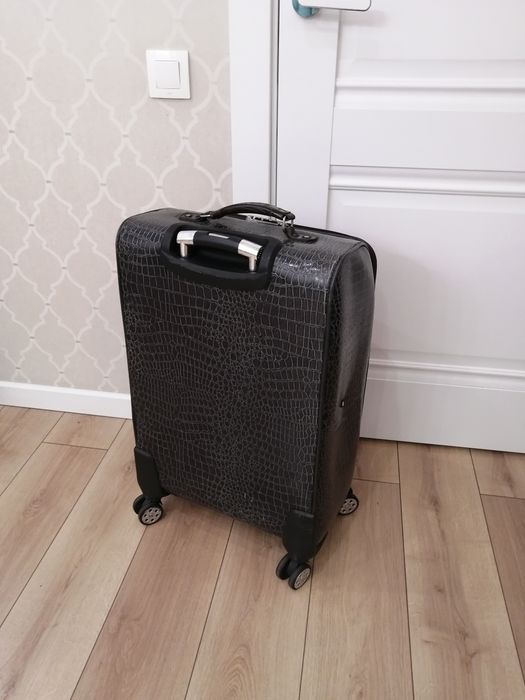 Продам средний чемодан.