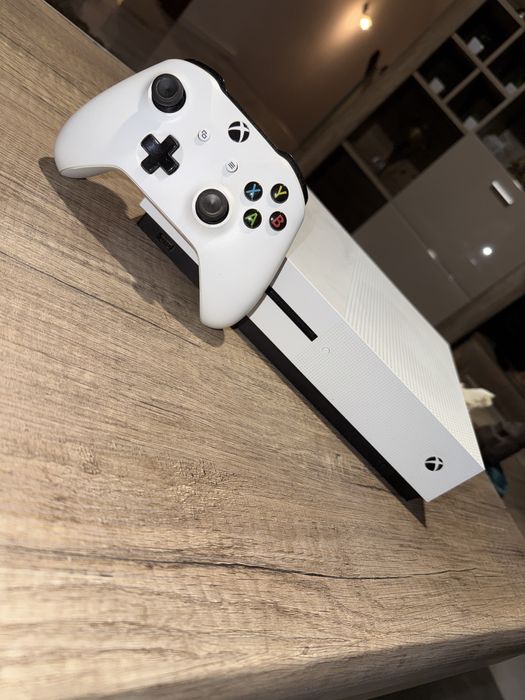 Vând Xbox One S 1TB în stare foarte bună, funcționează perfect, fără probleme.