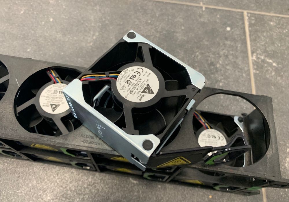 Rack cu 10 Fujitsu FAN AFC0712DE-7K1M Hot-swappable