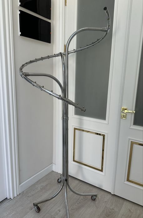 Округленная стойка для одежды