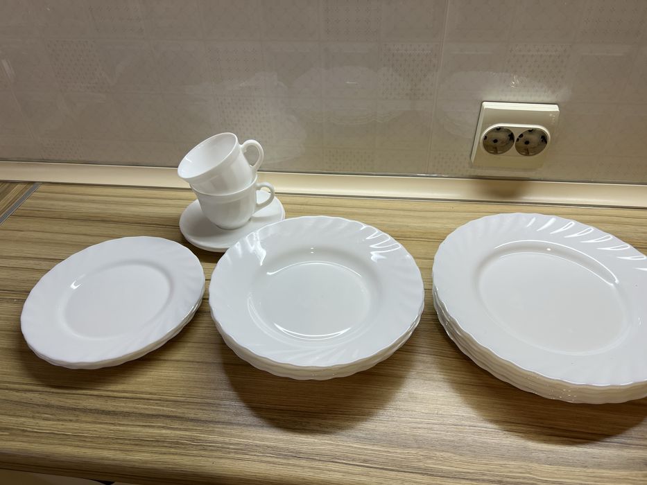 Кухонные сервиз, тарелки.