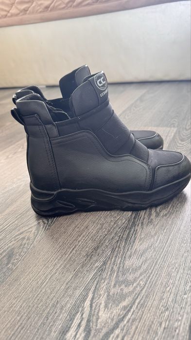 Продам кроссовки