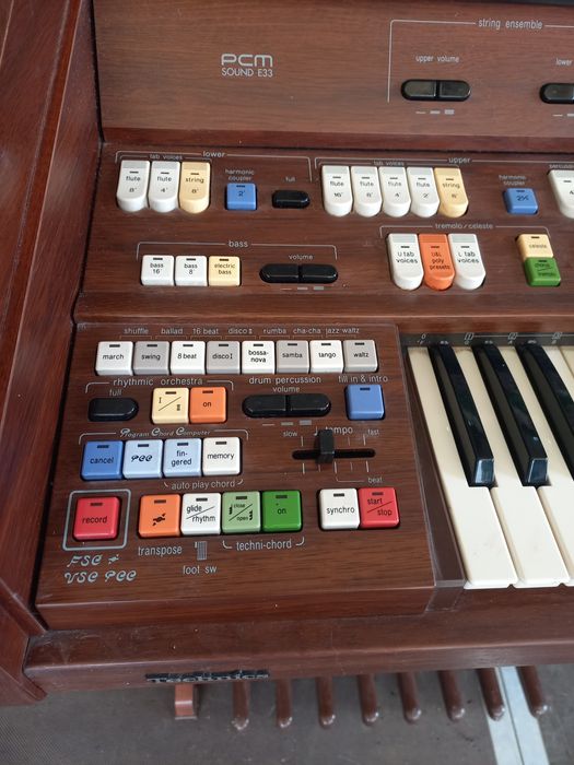Vând orga pcm sound 33 E