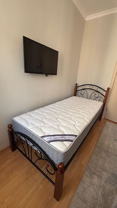 Одноместная кровать с матрасом