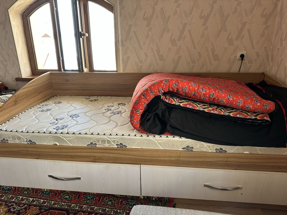 Продается кровать с матрасом и с со столиком