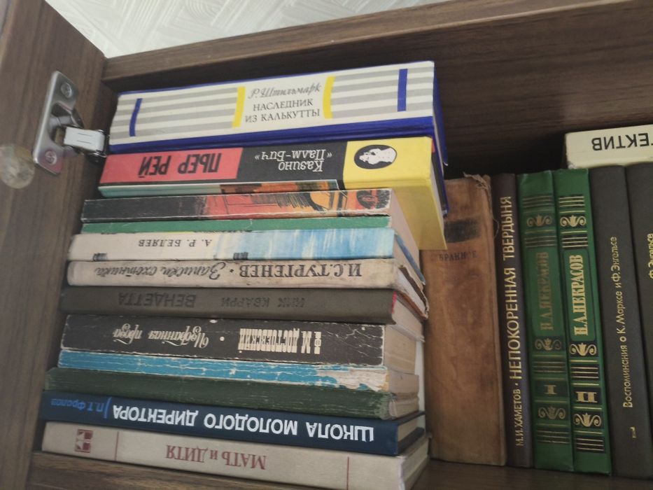 Продам книги разные много всего