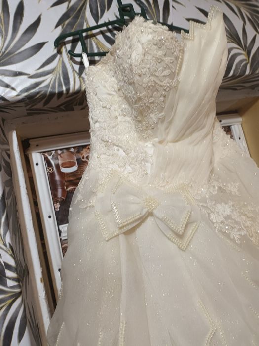 Rochie mireasa frumoasa acliptoare  marimea M aproape noua 1700ron neg