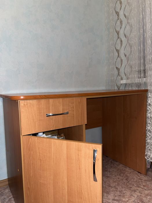 Продаеться рабочий стол в отличном состоянии
