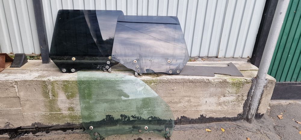 Стекло боковое Subaru Forester SF5 Заднее правое.