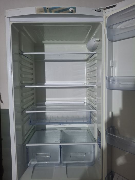 Шыттай  Холодильник Индезит  сатылады.