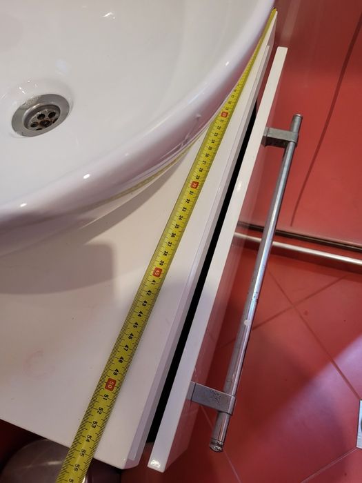 Шкаф с мивка и смесител за баня