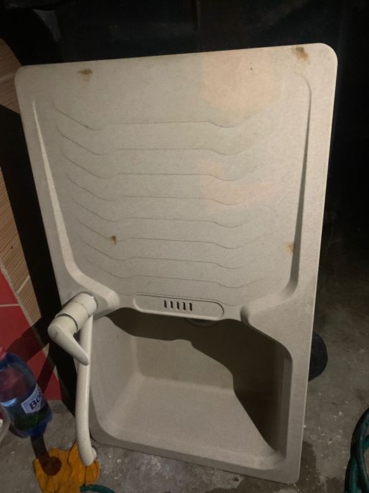 Vând Chiuveta din ceramica cu tot cu baterie ceramica