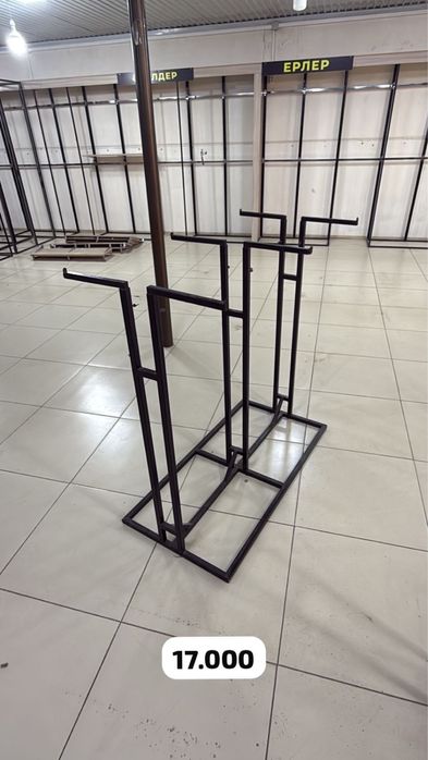 Мебель для магазина одежды