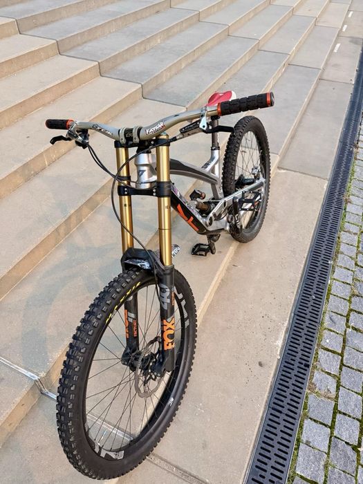 YT Tues CF Pro Race carbon downhill