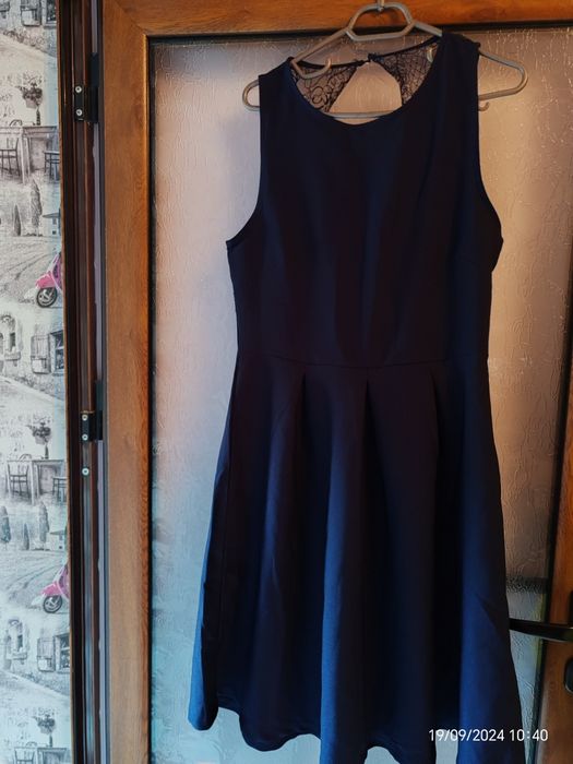 Рокля с гол гръб