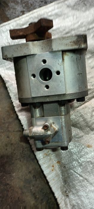Продавам сдвоена хидравлична помпа А95Х/А25Х