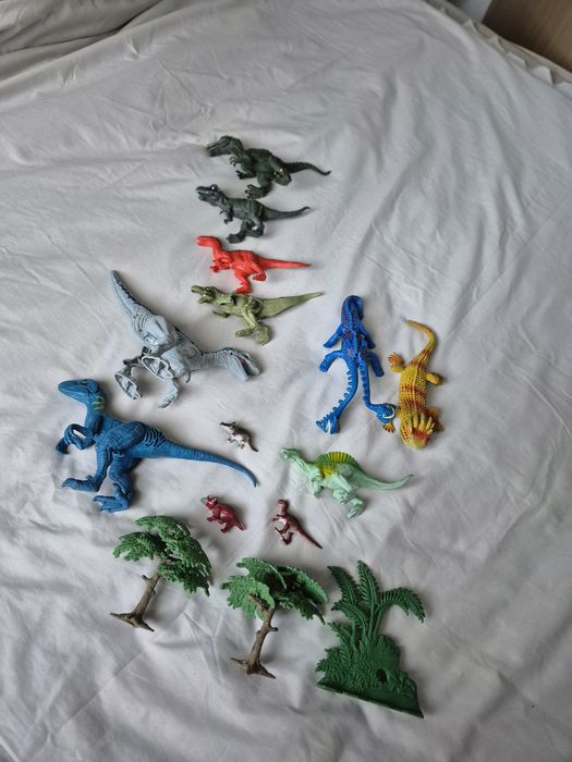 Set figurine dinozauri și vegetație de jucărie