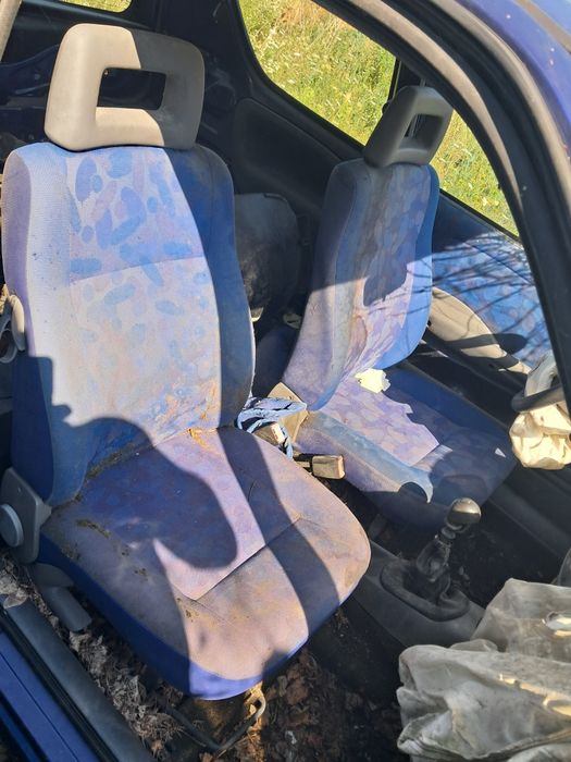 Vând Fiat Seicento, fabricație 2000, Motor de 1000 pe benzină, avariat, fără acte, pentru piese, dezmembrez: cutie, motor (89mii km), tapițerie