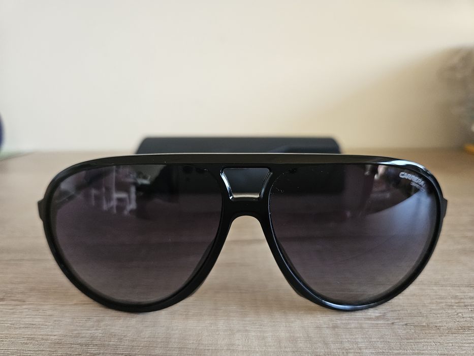 Слънчеви очила марка CARRERA, класическа форма тип „авиатор“.